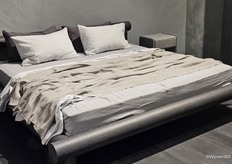 Bij Van Rossum vervaardigen ze sinds 1978 solide en duurzame meubels met de hand in onze Nederlandse werkplaats.